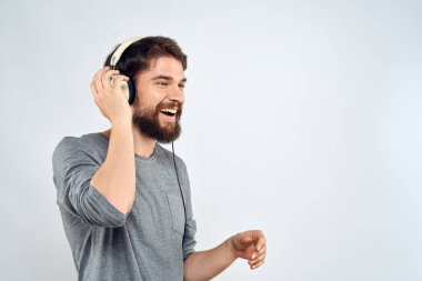 Kulaklıklı adam müzik dinliyor. Hayat tarzı, hafif arka plan.