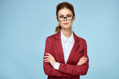 Zarif kadın kırmızı ceket kartviziti resmi özgüvenli yaşam tarzı mavi arka plan