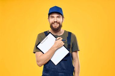 İş formunda çalışan bir adam ulaşım hizmeti sarı arka planda