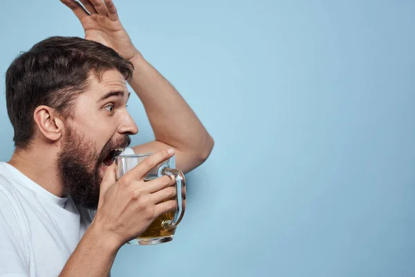 Homme ivre tasse de bière amusant t-shirt blanc style de vie fond bleu — Photo