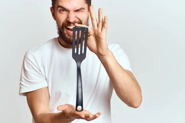 Hombre con pala para cocinar camiseta blanca vista recortada fondo claro — Foto de Stock