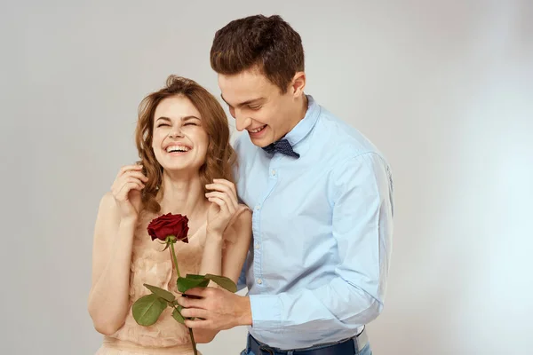 Alegre joven pareja romance abrazar relación rojo rosa estilo de vida luz fondo —  Fotos de Stock