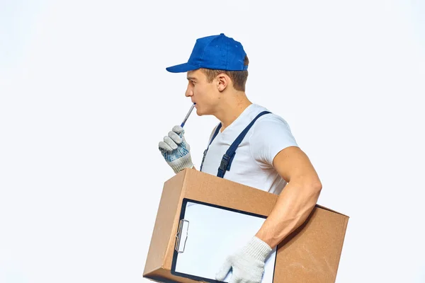 Człowiek pracownik z pudełkiem w rękach dostawy usługi załadunku lekkie tło — Zdjęcie stockowe