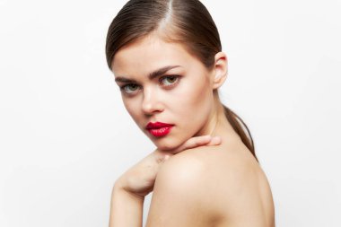 Zarif, kırmızı dudaklı, çiçekli bir kadın.