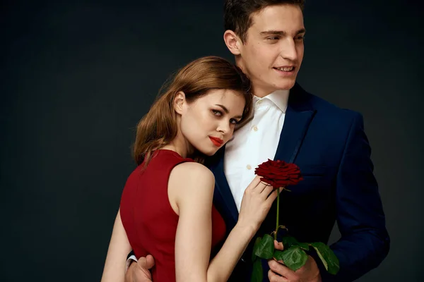 Luxus pár ölelés romantika kapcsolat emelkedett át sötét elszigetelt háttér — Stock Fotó