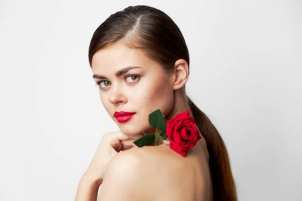 Barna egy rózsa báj szenvedélyes megjelenés piros ajkak — Stock Fotó