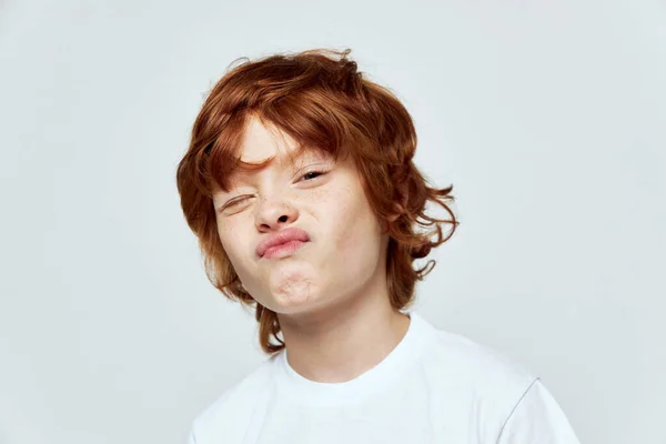 Rudowłosy chłopiec twarz zbliżenie grymas biały t-shirt — Zdjęcie stockowe