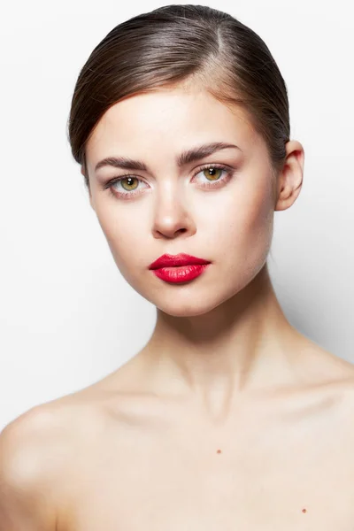 Schöne Frau rote Lippen entblößte Schultern attraktive Aussicht — Stockfoto