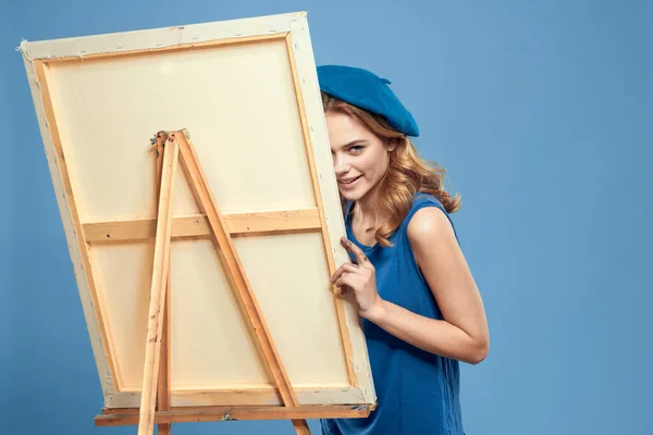 Frau Künstler blau nehmen Staffelei Hobby Zeichnung Kreative blaue Hintergrund — Stockfoto