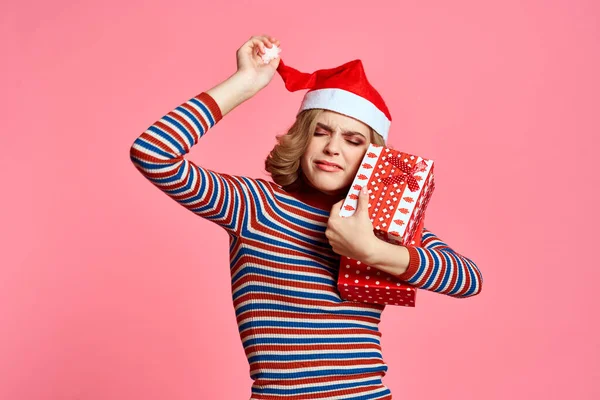 Šťastná žena s dárkovou krabicí Vánoce Nový rok Santa Claus model — Stock fotografie