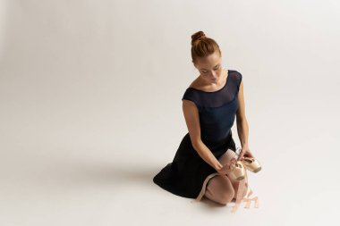 Balerin etekli dans egzersizi yapıyor. Yüksek kalite fotoğraf