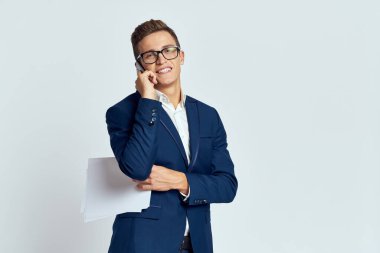 Takım elbiseli bir iş adamı telefonla konuşuyor. Belge teknolojisi yetkilisiyle.