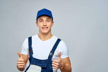 Üniformalı çalışan adam, servis hizmeti ışık arka planı