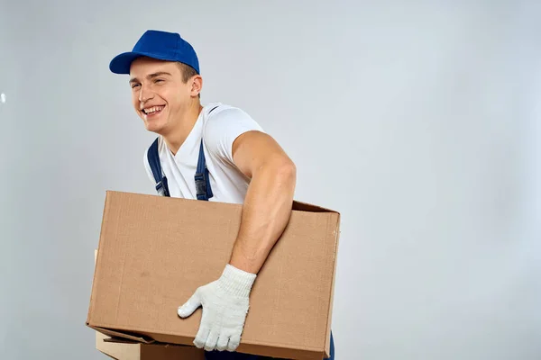 Mann Arbeiter mit Kiste in den Händen Lieferservice Verladeservice Verpackungsservice — Stockfoto