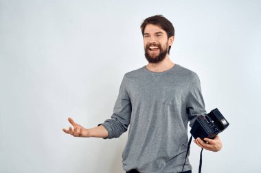 Kamera hobisi olan fotoğrafçı stüdyo yaşam tarzı yaratıcı ışık arka planı