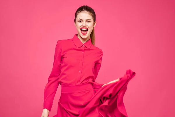 穿着时髦衣服的粉红背景女人和亮丽的化妆模特复制空间 — 图库照片
