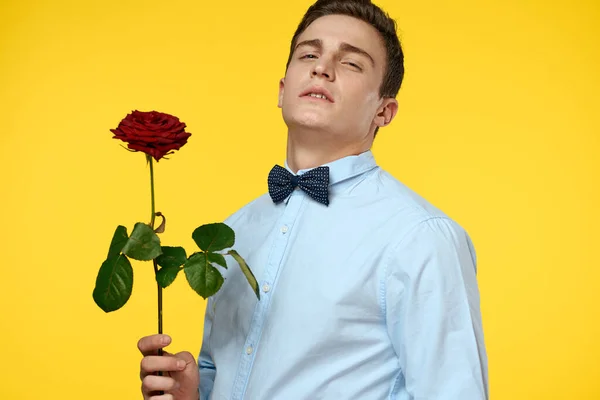 Caballero con camisa y pajarita alrededor de su cuello amarillo fondo rosa roja — Foto de Stock