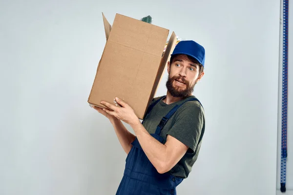 Trabalhador masculino carregando caixas de entrega em mãos embalagem estilo de vida — Fotografia de Stock