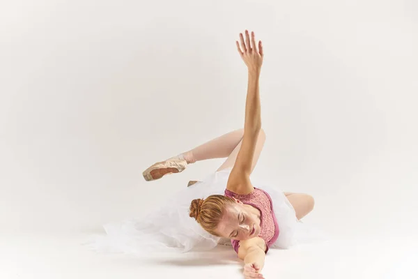 チュチュのバレリーナはダンスの練習を行う 高品質の写真 — ストック写真