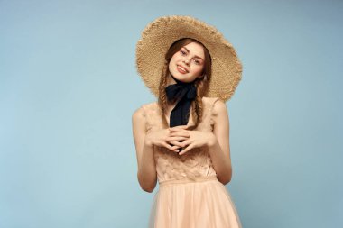 Mavi arka planda pembe elbiseli bir kız ellerini havaya kaldırarak romantik duygular besliyor.