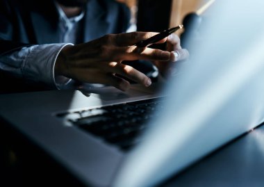 Dizüstü bilgisayar teknolojisi iletişim resmi yaşam tarzı üzerinde çalışıyorum.