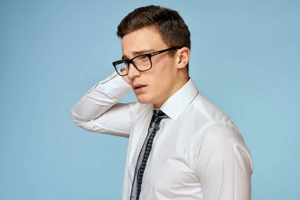 Zakenman wit shirt das bril zelfvertrouwen officiële blauwe achtergrond — Stockfoto
