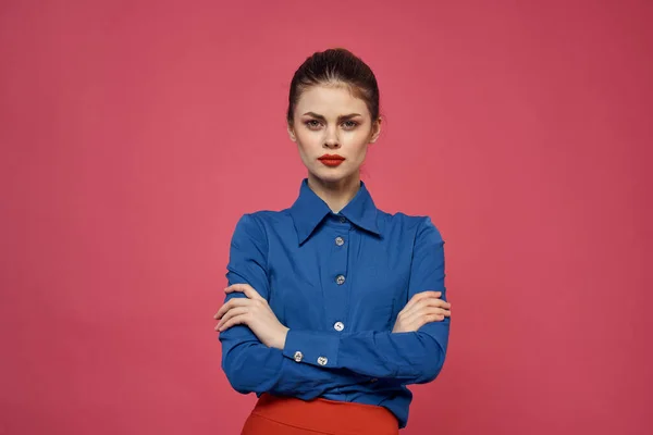 Mujer de moda en camisa azul sobre fondo rosa Falda roja emociones modelo gesto con las manos recortadas ver Copiar el espacio — Foto de Stock