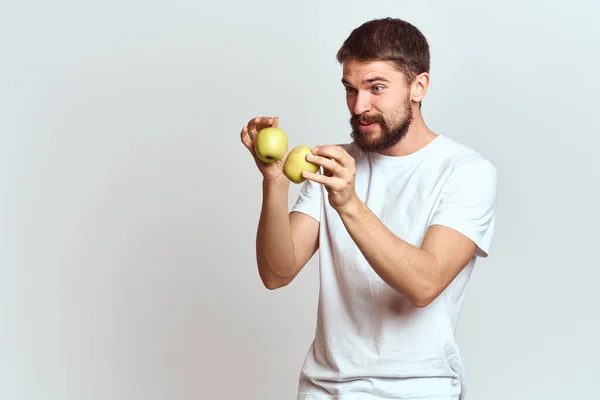 Hombre enérgico con manzanas salud vitaminas dieta y estilo de vida blanco camiseta recortada ver — Foto de Stock