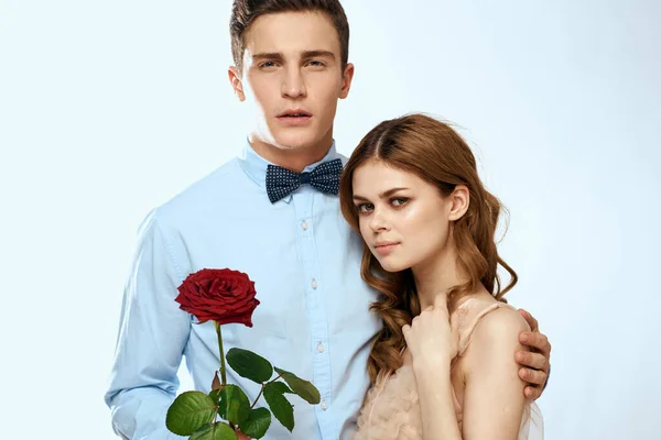 Ženatý pár muž a žena romantika červená růže izolované pozadí dovolená květiny — Stock fotografie