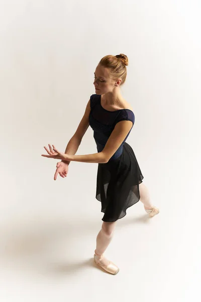 Bailarina Tutu Realizando Exercício Dança Foto Alta Qualidade — Fotografia de Stock