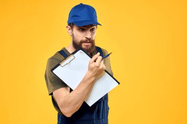 İş formunda çalışan bir adam ulaşım hizmeti sarı arka planda
