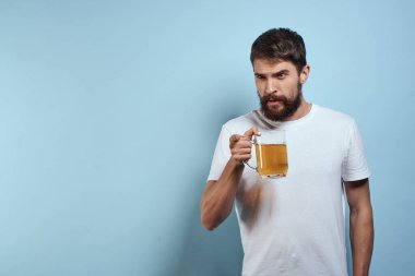 Sarhoş adam bira kupası eğlenceli beyaz tişört yaşam tarzı mavi arka plan