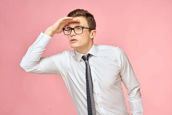 Geschäftsmann im weißen Hemd mit Krawatte trägt Brille Selbstbewusstsein offiziellen rosa Hintergrund — Stockfoto