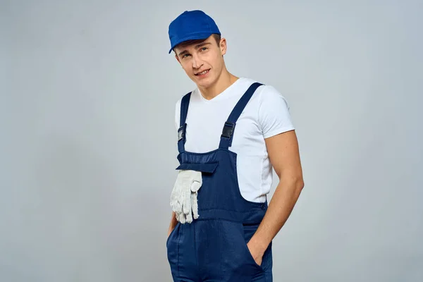 Trabalhador homem em serviço uniforme estilo de vida serviço de entrega luz fundo — Fotografia de Stock