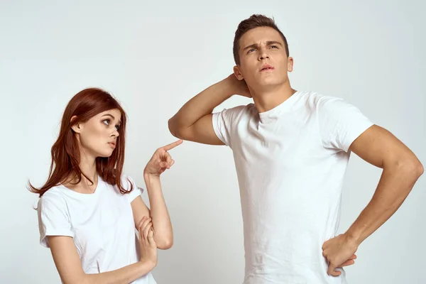 Família casal no amor jeans branco t-shirt emoções divertido homem e mulher se divertindo — Fotografia de Stock