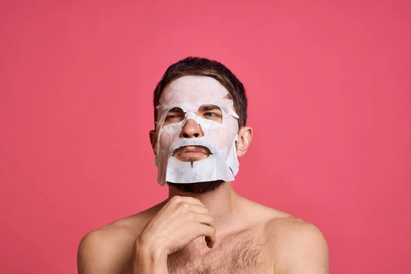 Man in reiniging masker op roze achtergrond gebaren met handen naakt romp bijgesneden uitzicht — Stockfoto