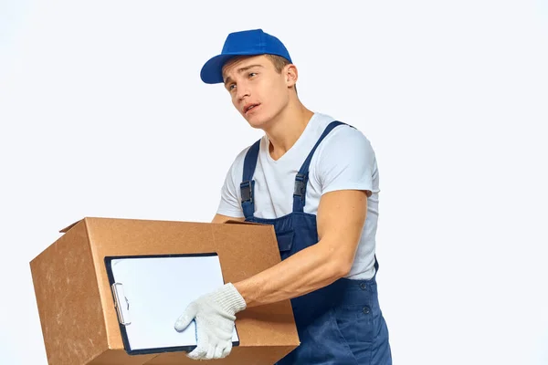 Man arbetare med låda i händerna leverans lastning service arbete ljus bakgrund — Stockfoto