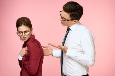 İş adamı ve kadın ofis iş arkadaşları takım yönetimi stüdyo pembe arka plan