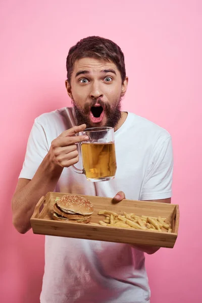 Homme avec plateau de restauration rapide et tasse de bière frites fast food vue recadrée — Photo