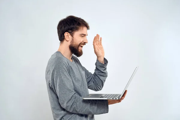 Un uomo in possesso di un computer portatile internet comunicazione stile di vita tecnologia luce sfondo studio — Foto Stock