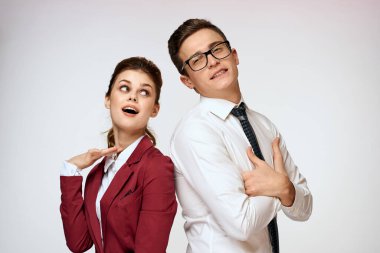 İş arkadaşları. Çift ofis görevlileri. Stüdyo ışıkları.