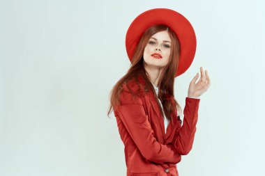 Şapkalı güzel bir kadın. Kırmızı dudaklı. Ceketli.