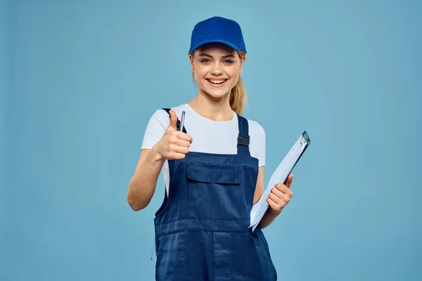 フォームの書類作成の女性｜レンダリングサービスオフィスの青の背景 — ストック写真