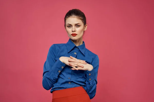Mujer de moda en camisa azul sobre fondo rosa Falda roja emociones modelo gesto con las manos recortadas ver Copiar el espacio — Foto de Stock