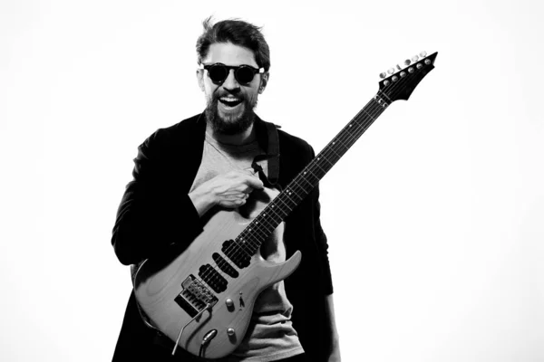 Homem com guitarra em mãos músico rock estrela desempenho estilo de vida luz fundo — Fotografia de Stock