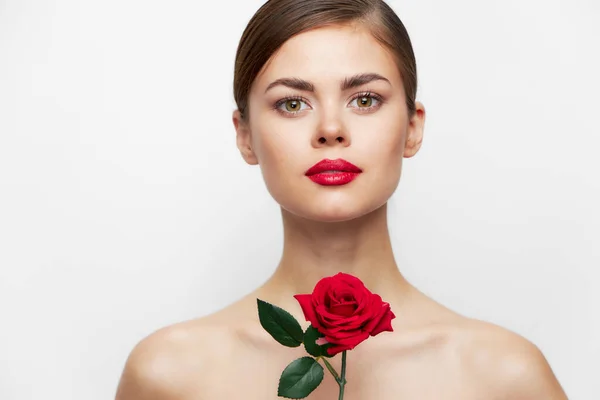 Κυρία με τριαντάφυλλο Κοιτάζει μπροστά κόκκινα χείλη, διαυγές δέρμα φως πολυτέλεια — Φωτογραφία Αρχείου