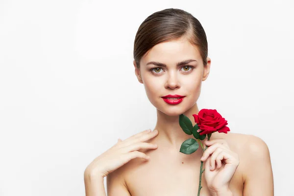 Žena s květinou Usmívající se nahá ramena model červené rty — Stock fotografie