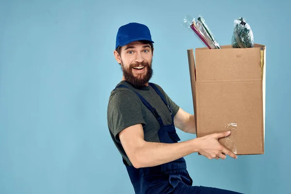 Trabalho homem caixas em mãos entrega serviço embalagem estilo de vida azul fundo — Fotografia de Stock