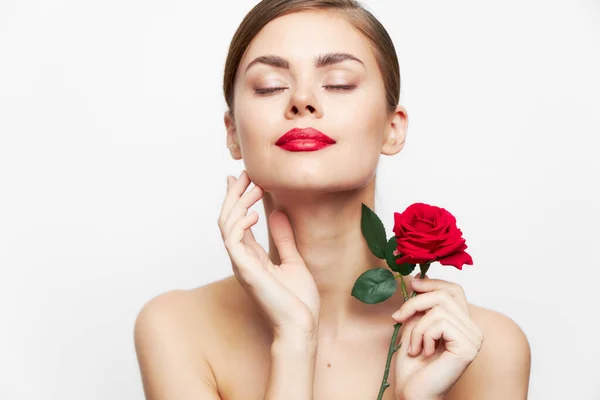 Mujer con rosa Ojos cerrados labios rojos lujo —  Fotos de Stock