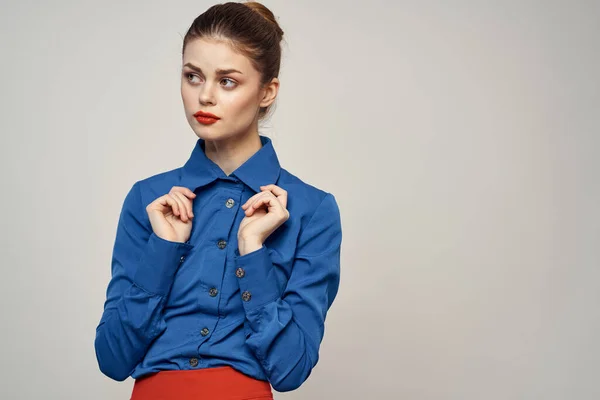 Mulher modelo em camisa azul e vermelho saia óculos bonito rosto maquiagem estúdio — Fotografia de Stock